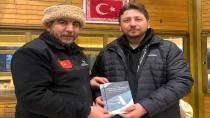 Yazar Başkan Sarı,il Müdürü Yıldız'a KİTABINI TAKDİM ETTİ