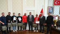 Başkan Karaca,BAŞARILI SPORCULARI ÖDÜLLENDİRDİ